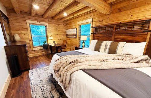 Bailey Cabin | Bailey Overlook Lodge: Hot Tub, Game Room, Movie Theater, Fire Pit, & More!