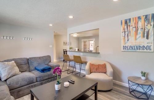 Lamar Heights Area House | BBQ, Hot Tub, Patio, Sunroom + Games!