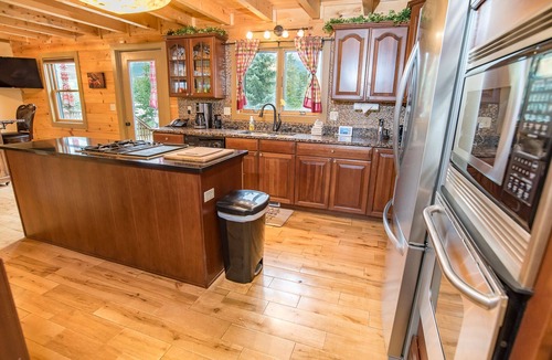 The Highlands House | Bear Creek Mining Lodge: Mountain Style, Hot Tub