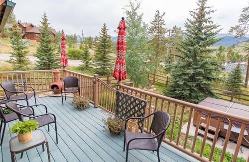 The Highlands House | Bear Creek Mining Lodge: Mountain Style, Hot Tub