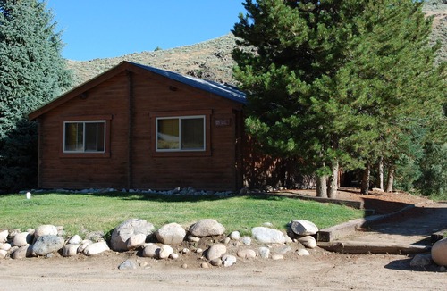 Almont Cabin | Beautiful 2 Bedroom Cabin on Taylor River with Private Hot Tub