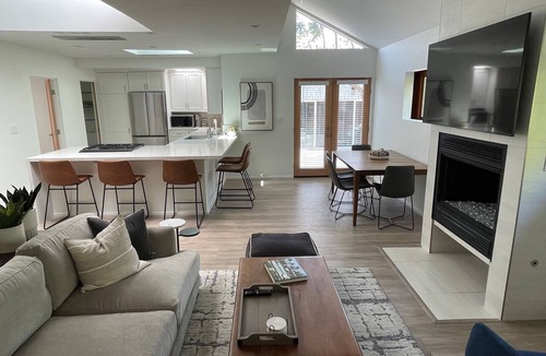 Pico House | Beautiful 2 Bedroom Home in Santa Monica