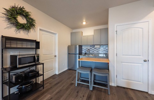 Monument Cottage | Beautiful 2 BR. Lake Side home pvt entrance. Walkout to Monument Lake. Sleeps 6