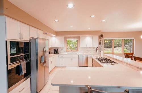 Ridgway House | Beautiful 30+ Stay | Amazing Views | Large Deck | Air Conditioning