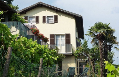 Carona Apartment | Beautiful apartment for 3 people with WIFI, TV, patio, pets allowed and panoramic view