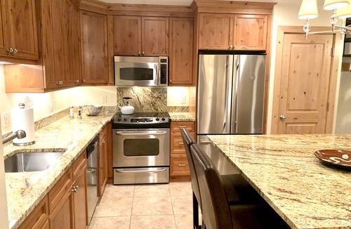 Aspen Condo | Beautiful modern Aspen Core Condo- 2 Bed 2 Bath, AC, pool and hot tub