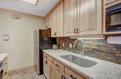 East Village at Copper Condo | Beautiful Ski Chalet with hot tub. 1 Minute to Super Bee Lift! AN203