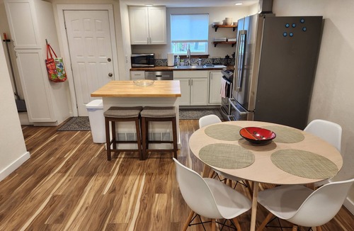 Glenwood Grove - North Iris House | Beautiful townhouse in amazing location