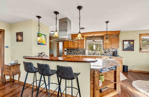 Nederland House | Best View in Ned, LUX Home 3min to town, Sleeps 8, 10min to Skiing, Hot Tub.
