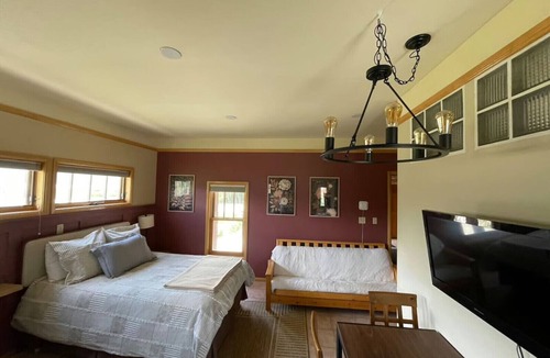 Twin Lakes Cabin | Biggest Twin Lakes lodge room, sleeps 4 - private bath, entrance & lake views
