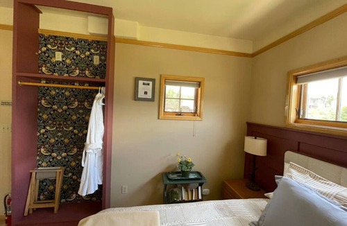 Twin Lakes Cabin | Biggest Twin Lakes lodge room, sleeps 4 - private bath, entrance & lake views