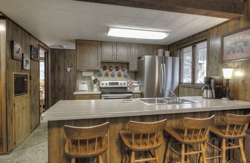 Breckenridge House | Black Bear Crossing: Pet-Friendly Bliss with a Touch of Retro Nostalgia