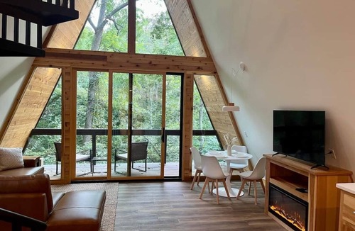 Rogers House | Black Walnut Bungalow-Cozy Forest A-frame near Bentonville