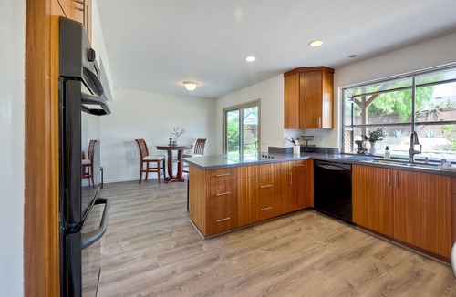 Loma Alta House | Bluff House Retreat w/panoramic views, luxury bedding & 2 miles from the ocean.