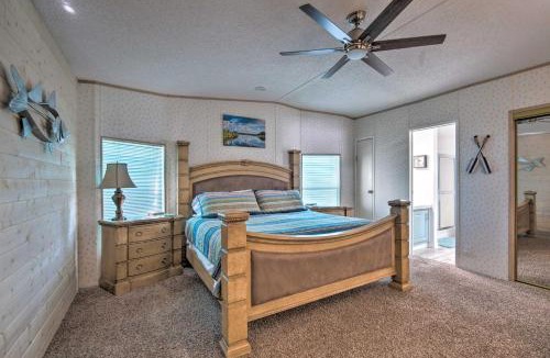 Homosassa House | Boat Dock & Porch: Riverfront Retreat in Homosassa