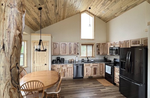 Indian Mountain Cabin | Brand New 4-bedroom cabin/stunning views/king bed, Hot Tub!