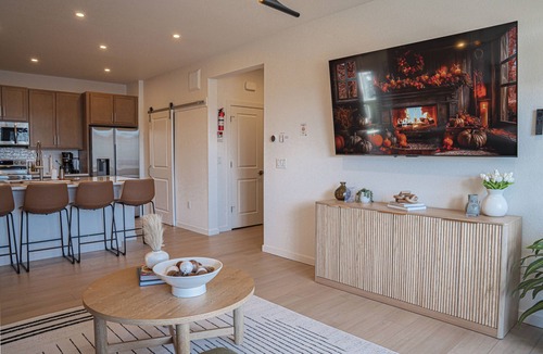 Parker Condo | Brand New, Cozy & Modern Condo in Lyric – Dogs Welcome!