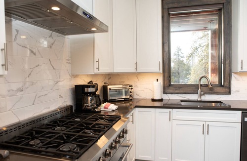 Lakeside Village Condo | Brand New Luxury Townhome/Private Hot Tub/Private Patio