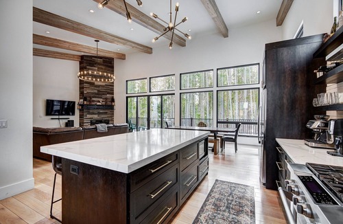 Breckenridge House | 🏆 Breck Mountain Modern | Hot Tub | 2 Kings | Pets | EV Charger | Sleeps 10