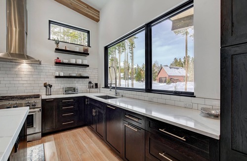 Breckenridge House | 🏆 Breck Mountain Modern | Hot Tub | 2 Kings | Pets | EV Charger | Sleeps 10