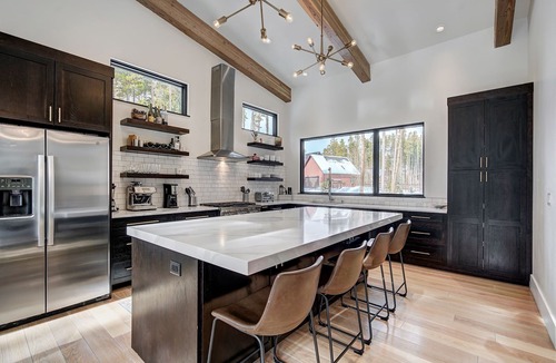 Breckenridge House | 🏆 Breck Mountain Modern | Hot Tub | 2 Kings | Pets | EV Charger | Sleeps 10