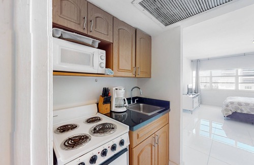 South Beach Condo | Breezy condo stay with hot tub, pool, spa, full kitchen, & gym - close to beach