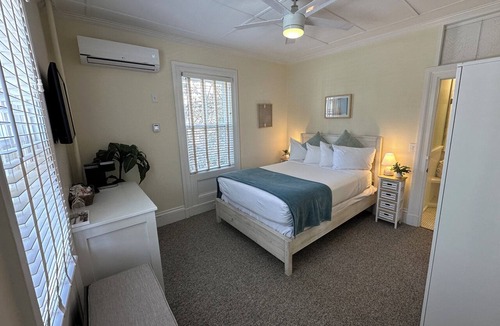 Historic Hill Apartment | Bright & Sunny 1 Bed/1 Bath/Dog Friendly on Historic Spring St, can't beat the location!