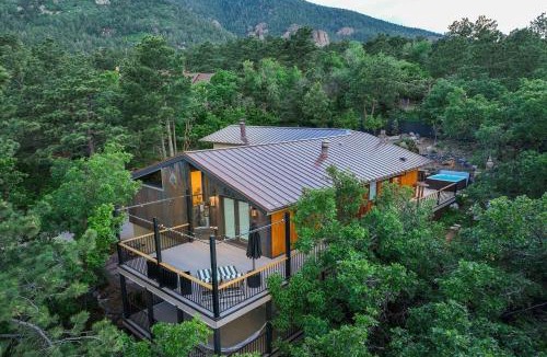 Broadmoor House | Broadmoor Bliss Waterfalls & Wildlife Spa Gym