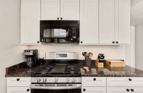 Cascade-Chipita Park Cabin | Cabin on Pikes Peak w Hot Tub, Fireplace, Fast Wifi!