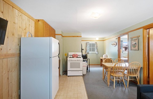 South Fork Cabin | Cabin with WiFi, home comforts, & shared grill - dogs welcome