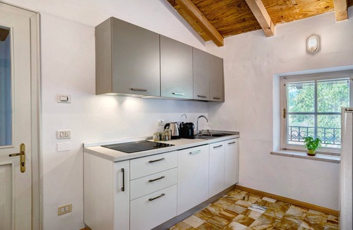 Barco House | Cantina Romanese Apartment with Mountain View, Private Garden and Wi-Fi