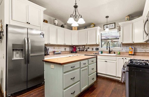 Canyon Lake Ski Chalet | Canyon Lake Farmhouse | Hot Tub + Sauna | Pets OK