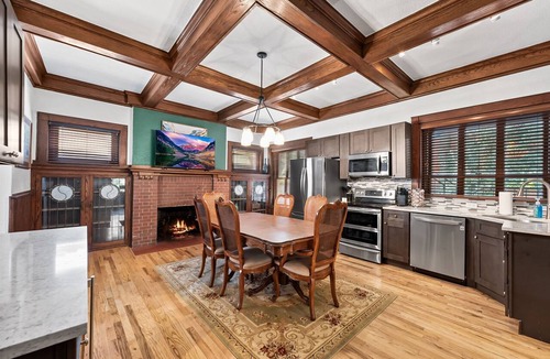 Capitol Hill Apartment | Cap Hill 2BR Character, Privacy & Garage Parking