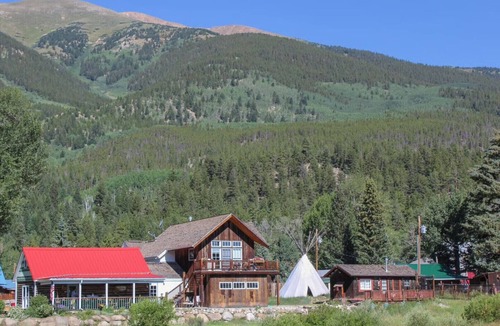 Twin Lakes Cabin | Carriage House at Roadhouse Lodge: romantic suite, fireplace & lake-view deck