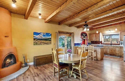 Taos House | Casa De Cuentos-Spectacular Views-Charming and Cozy.