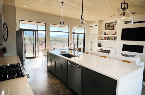 El Prado House | Casa de Luz - Privacy and views beyond belief with hot tub and Sauna
