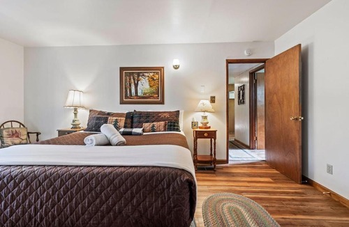 Almont House | Cedar Pine Cottage Relaxing Cozy 2BR Cabin