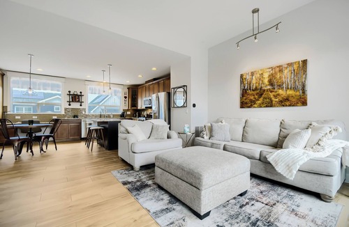 Northfield House | Central Park Townhome | 30-Day+ | Pets & Garage, Utilities included