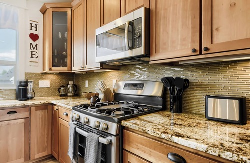 Northfield House | Central Park Townhome | 30-Day+ | Pets & Garage, Utilities included