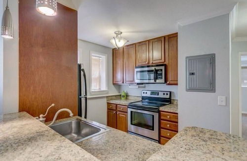 Cheesman Park Condo | Centrally located cozy 2 bedroom 1 bath condo next to large park