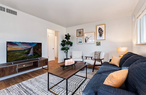 University Acres Condo | Centrally Located Townhome Near PVH - Dog Friendly