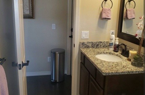 Montrose House | Charming 1-bedroom suite in enchanting Montrose with WiFi, AC