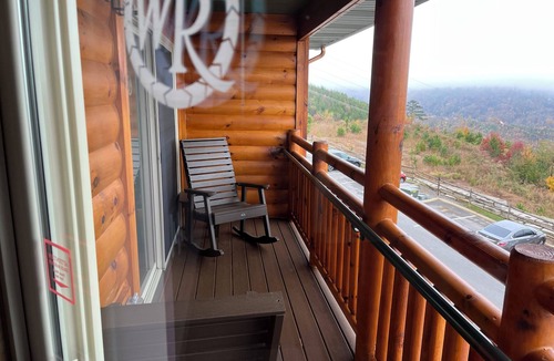 Gatlinburg Villa | Charming 1-bedroom villa with AC and fitness room in wonderful Gatlinburg.