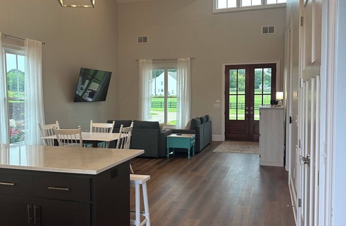 Bishop House | Charming 2-bedroom 2-bath house in Bishop - walk to the UGA equestrian complex