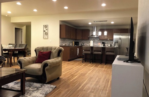 Aurora House | Charming 2-bedroom basement Apartment with AC and WiFi in terrific Aurora