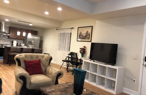 Aurora House | Charming 2-bedroom basement Apartment with AC and WiFi in terrific Aurora