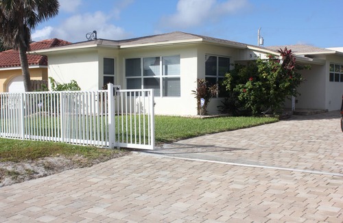 Hollywood House | Charming 2 Bedroom Beach Home w Gated Private Yard