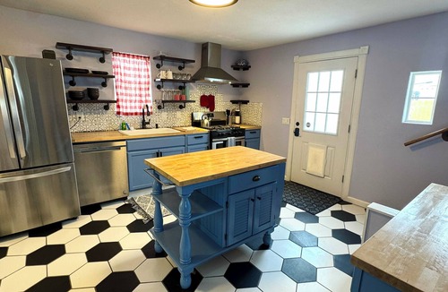 Sheridan House | Charming 2-bedroom house in beautiful Denver w/Hot Tub & AC