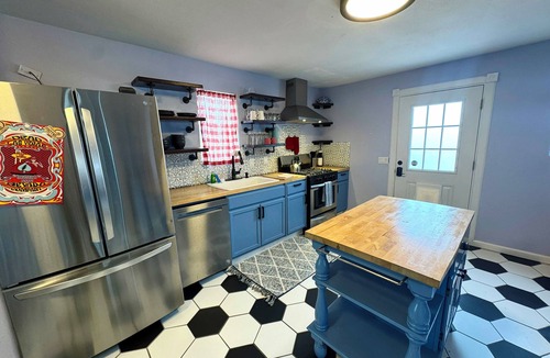 Sheridan House | Charming 2-bedroom house in beautiful Denver w/Hot Tub & AC