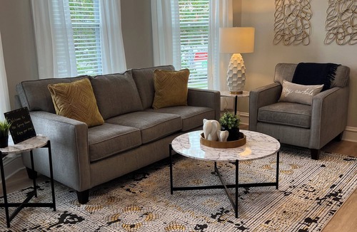 Quincy House | Charming 2-bedroom house close to Quincy University and Blessing hospital